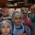 Geflüchtete Kinder backen
